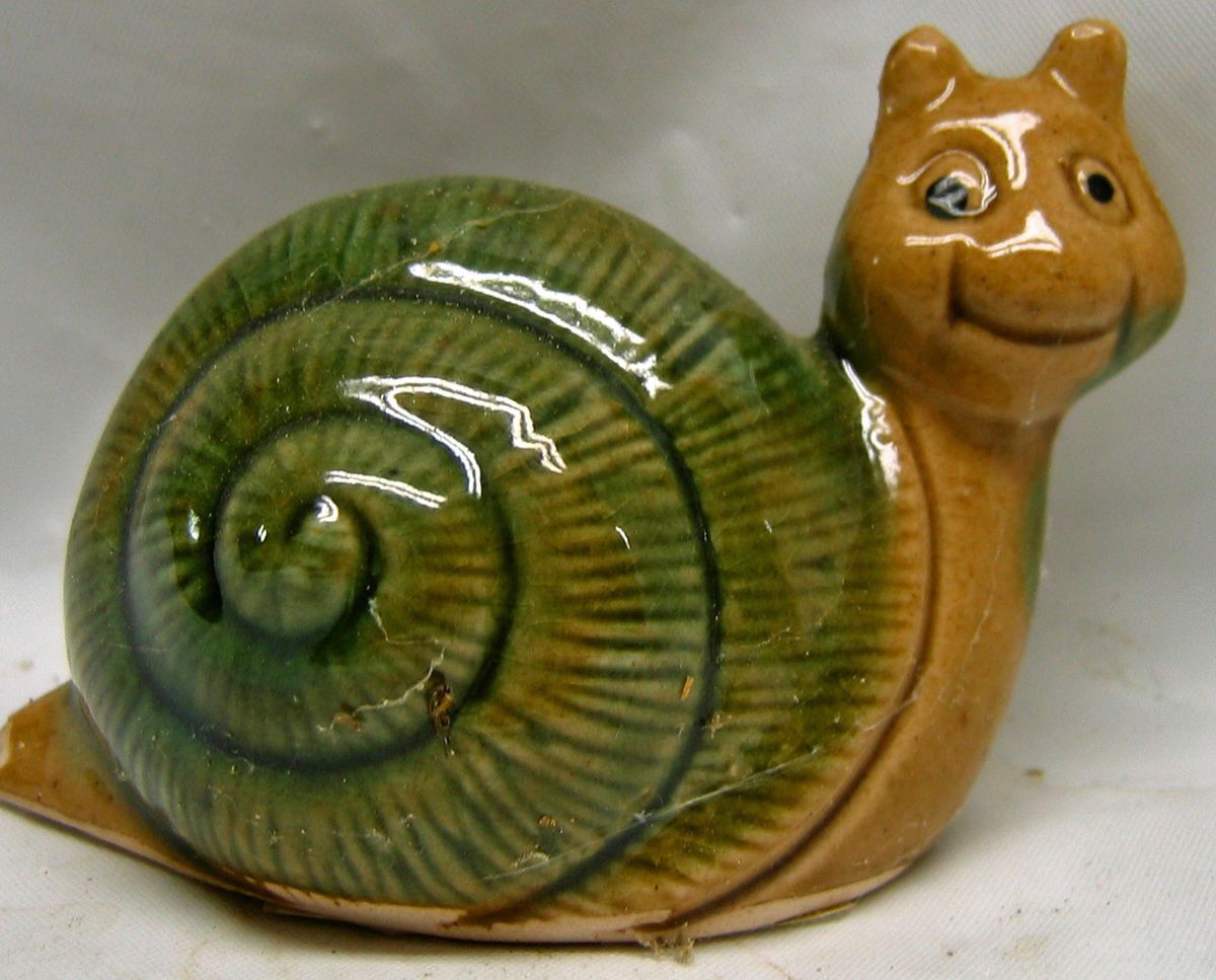 VT8206S Vintage Ceramic Snail Aquarium Ornament