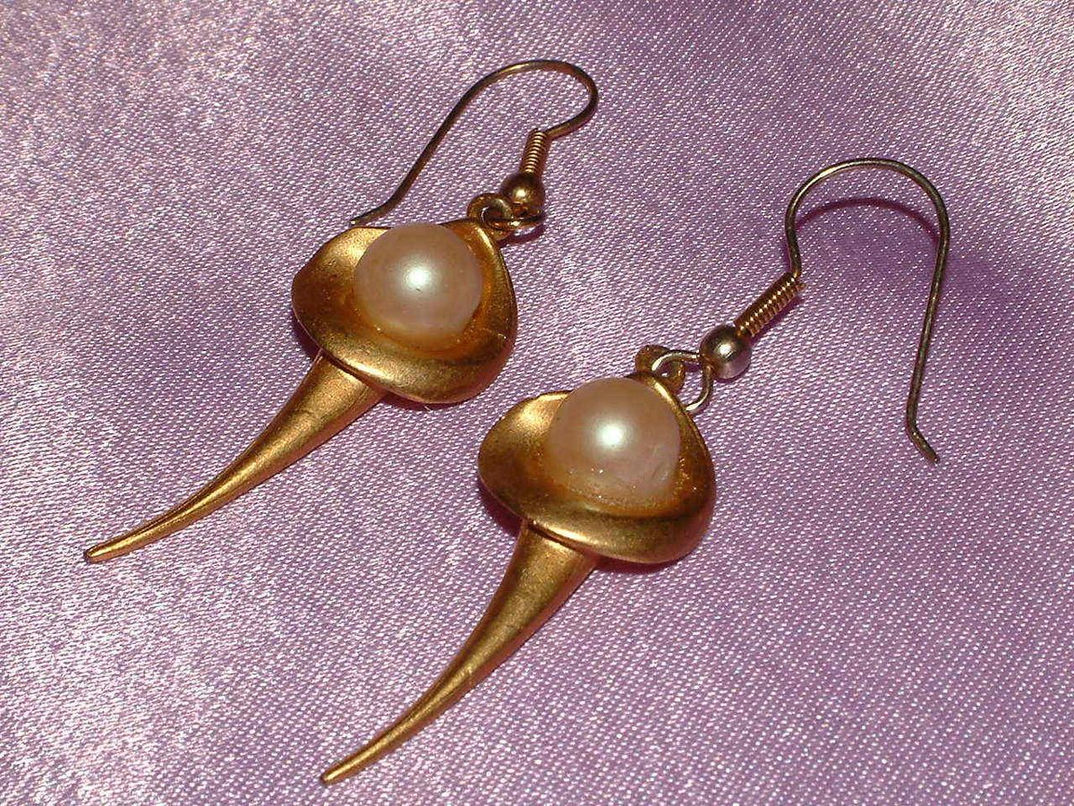 Pretty Vintage Calla Lily Earrings with Pearl Centers Pierced Design 