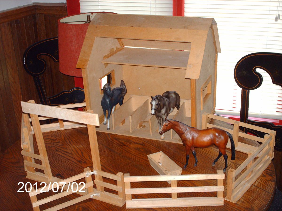 Breyer 5 Stall Horse Barn Stable w Corral and Gate for Traditional