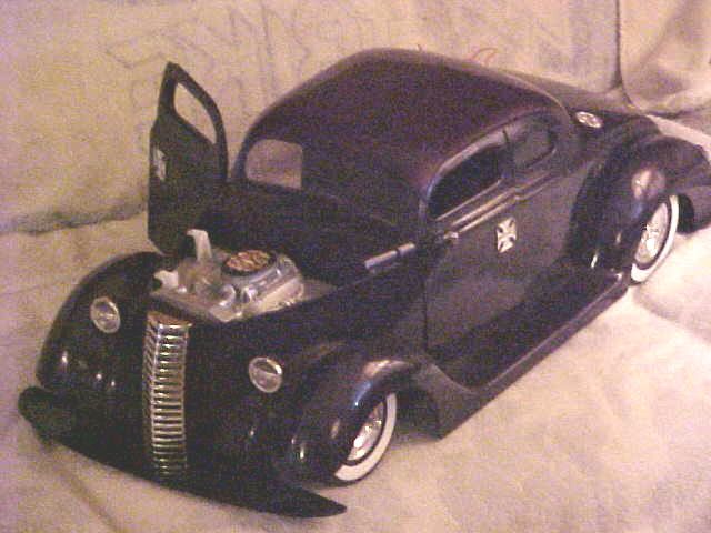JESSE JAMES WEST COAST CHOPPERS 1936 FORD COUPE RC CAR 16 SCALE & 28